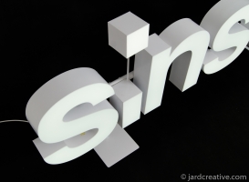 Sinsay - podświetlane logo